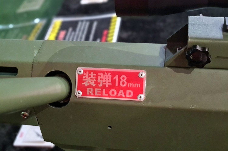 Trên thân súng có in chữ Trung Quốc.