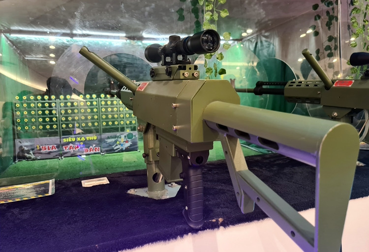 Giá đỡ súng phía trước được gắn trên thân súng, không tách rời cụm nòng.