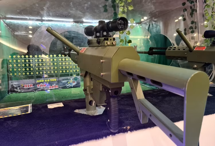 Giá đỡ súng phía trước được gắn trên thân súng, không tách rời cụm nòng.