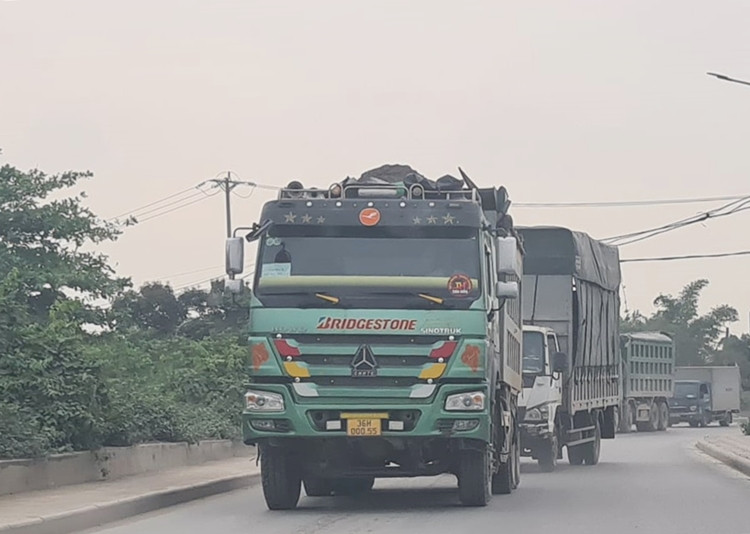 Luc luong chuc nang lap chot, xe tai gan logo Hung Phat coi noi thanh thung… bong dung mat tich?-Hinh-4