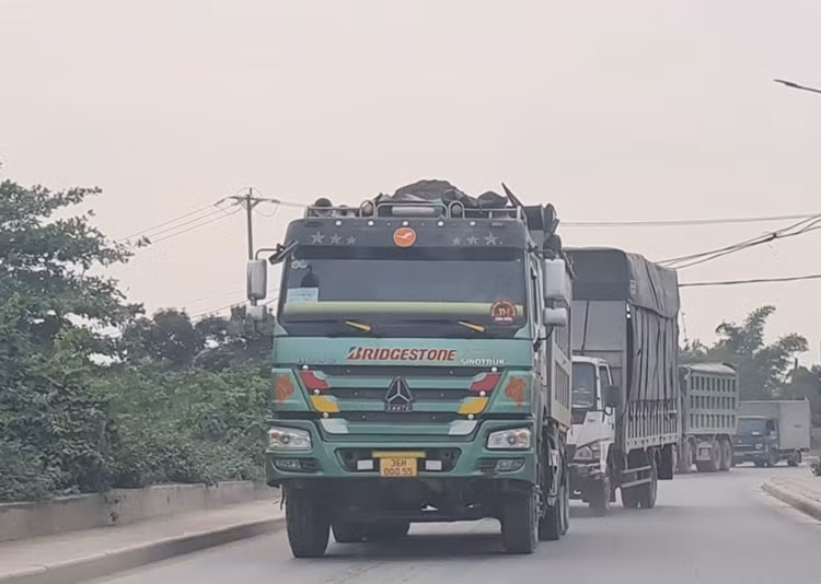 Luc luong chuc nang lap chot, xe tai gan logo Hung Phat coi noi thanh thung… bong dung mat tich?-Hinh-4