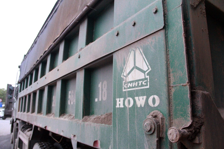 Thành thùng của chiếc xe tải này được cơi nới rất rõ ràng (nhìn từ điểm ốc vít trên thùng xe).