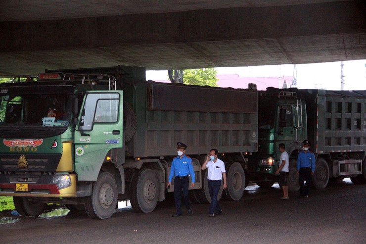 Đây là buổi ra quân kiểm tra, xử lý đột xuất của lực lượng chức năng sau khi Báo Tri thức và Cuộc sống phản ánh về tình trạng xe tải có dấu hiệu cơi nới thành thùng, chở vật liệu xây dựng gây ô nhiễm môi trường, tung hoành trên đê sông Hồng (xã Đông Dư, huyện Gia Lâm) khiến người và phương tiện tham gia giao thông khiếp sợ, kết cấu đường bộ bị hư hỏng.