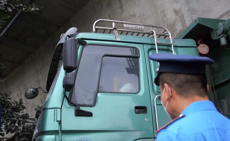 Hoặc có những tài xế lái xe có dấu hiệu vi phạm, khi bị lực lượng liên ngành dừng xe để kiểm tra thì "cố thủ" nhiều giờ trong ca-bin để gọi điện "cầu cứu". Thậm chí, có cả trường hợp chủ doanh nghiệp đến tận chốt xử lý để xin lực lượng liên ngành bỏ qua vi phạm.