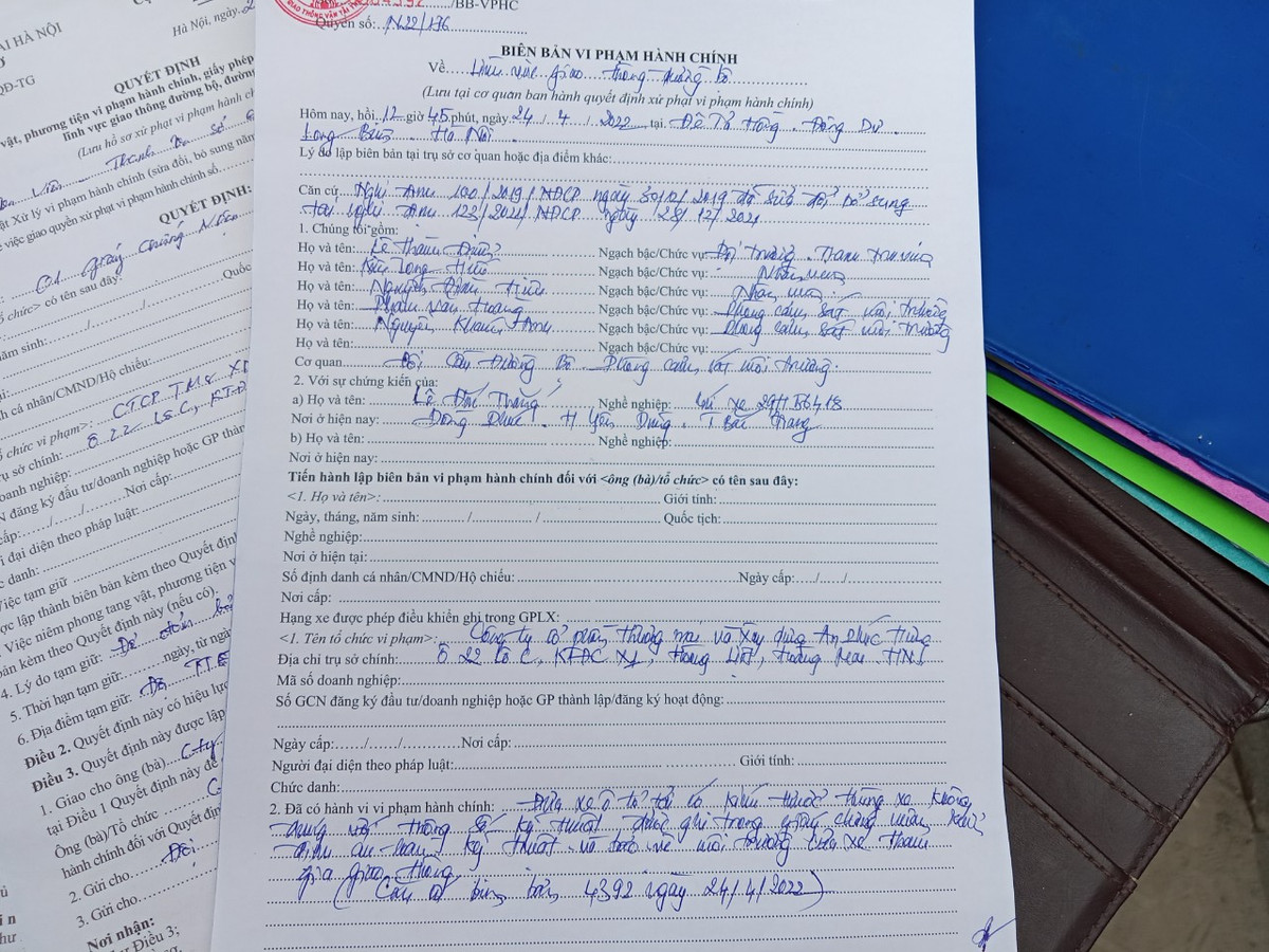 Tuy nhiên, ông Lê Thành Điểm - Đội trưởng đội TTGT cầu, đường bộ TP.Hà Nội cho biết, tổ công tác liên ngành kiên quyết xử lý nghiêm những xe vi phạm theo đúng quy định của pháp luật. Chiếc xe tải biển số 29H-564.18 vi phạm là của Công ty cổ phần thương mại và xây dựng An Phúc Hưng, đăng ký trụ sở tại Hoàng Liệt, Hoàng Mai, Hà Nội (thông tin về hoạt động của doanh nghiệp này sẽ được phóng viên tìm hiểu và phản ánh chi tiết trong các bài viết sau).