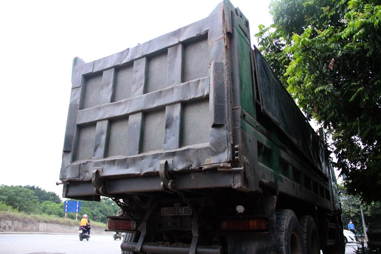 Việc lực lượng chức năng ra quân “đột kích”, quyết liệt xử lý các xe tải cơi nới thành thùng, chở quá khổ, quá tải gây ô nhiễm môi trường đã góp phần lập lại trật tự, an toàn giao thông trên tuyến đường tả đê sông Hồng, đồng thời cũng răn đe các xe tải có ý định vi phạm.