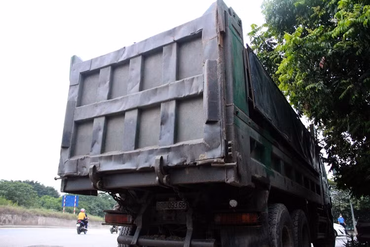 Việc lực lượng chức năng ra quân “đột kích”, quyết liệt xử lý các xe tải cơi nới thành thùng, chở quá khổ, quá tải gây ô nhiễm môi trường đã góp phần lập lại trật tự, an toàn giao thông trên tuyến đường tả đê sông Hồng, đồng thời cũng răn đe các xe tải có ý định vi phạm.