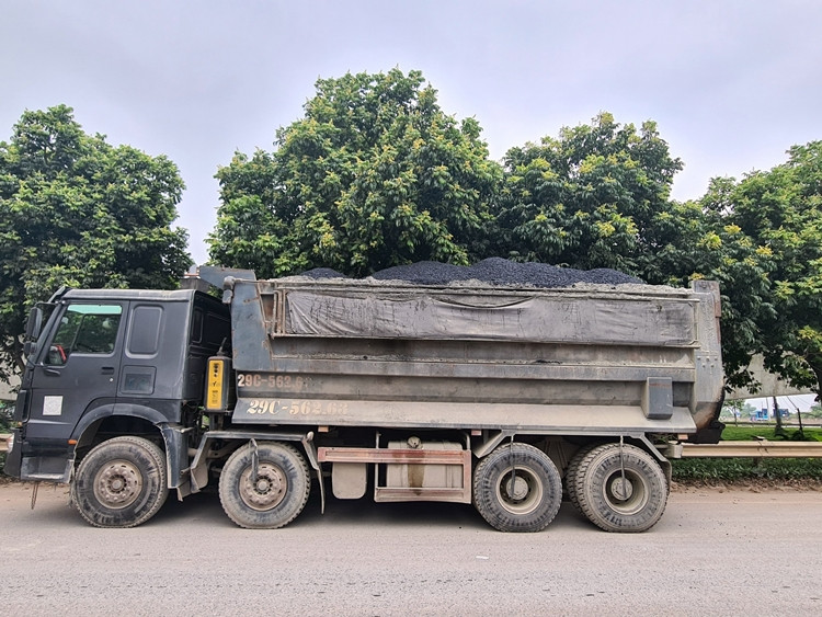 Tuy nhiên, theo ghi nhận của phóng viên, trong quá trình lực lượng chức năng khảo sát, quanh khu vực tả đê sông Hồng (xã Đông Dư, huyện Gia Lâm, Hà Nội) luôn xuất hiện một nhóm người bám theo để thông báo điểm chốt cho cánh tài xế nhằm né tránh, gây không ít khó khăn.