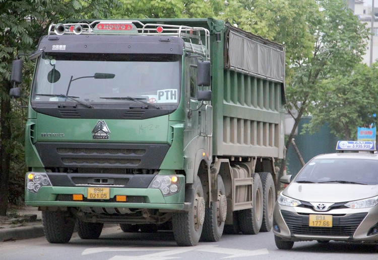 Để việc xử lý được hiệu quả, tránh tình trạng các xe tải né chốt, lực lượng chức năng đã sử dụng nghiệp vụ, sử dụng xe cá nhân để ghi nhận, quan sát trước tình hình. Khi phát hiện các xe tải có dấu hiệu vi phạm thì thông báo lực lượng điểm chốt để dừng xe, kiểm tra và xử lý.