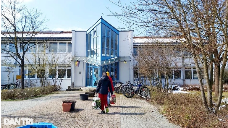 Cuoc song ben trong trai ti nan, nha container cua nguoi Viet roi Ukraine-Hinh-2