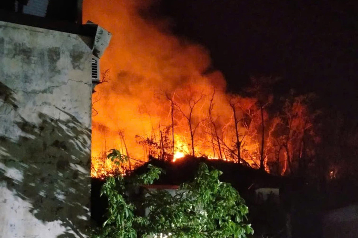 Cháy lớn trong đêm tại đồi cây ở trung tâm TP Hạ Long - Hình 3 Chay lon trong dem tai doi cay o trung tam TP Ha Long-Hinh-3