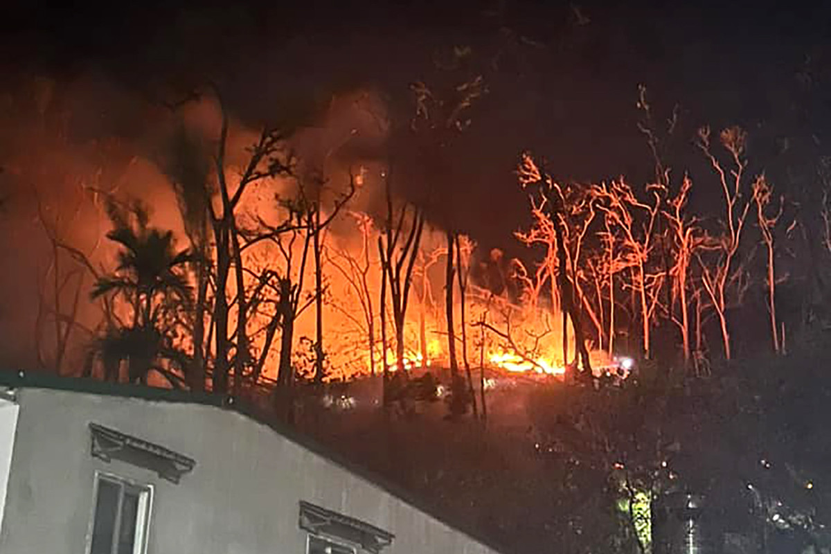 Cháy lớn trong đêm tại đồi cây ở trung tâm TP Hạ Long - Hình 2 Chay lon trong dem tai doi cay o trung tam TP Ha Long-Hinh-2