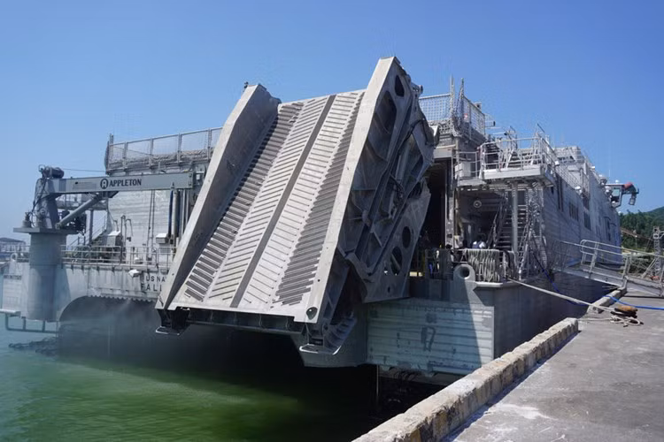 Và cả một chiếc cầu gấp gọn có khả năng cho phép các phương tiện xe thiết giáp, xe tăng có thể di chuyển vào bên trong hầm tàu. Nguồn ảnh: Zing.vn