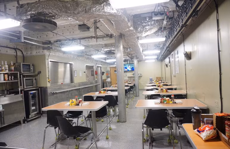 Bố trí trong tàu cũng rất hợp lý, vừa có phòng ăn sạch sẽ, vừa có phòng tập thể hình cho binh sĩ hoạt động dài ngày trên biển. Nguồn ảnh: Zing.vn