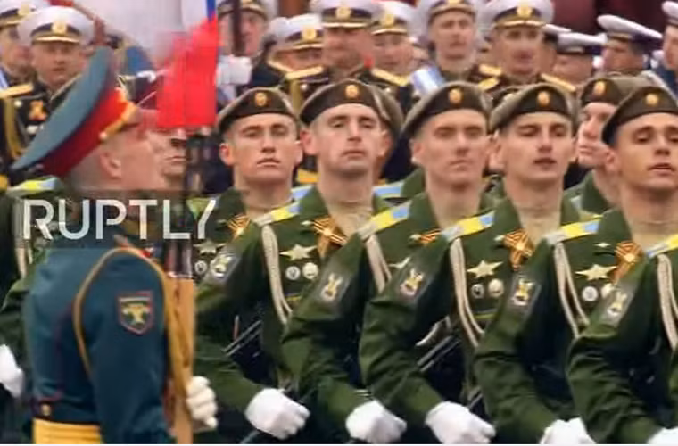 Rất oai hùng nhưng không kém phần tươi vui trong Ngày Chiến thắng của nhân dân Liên Xô (Nga) trong cuộc chiến tranh Vệ quốc vĩ đại. Nguồn ảnh: RT