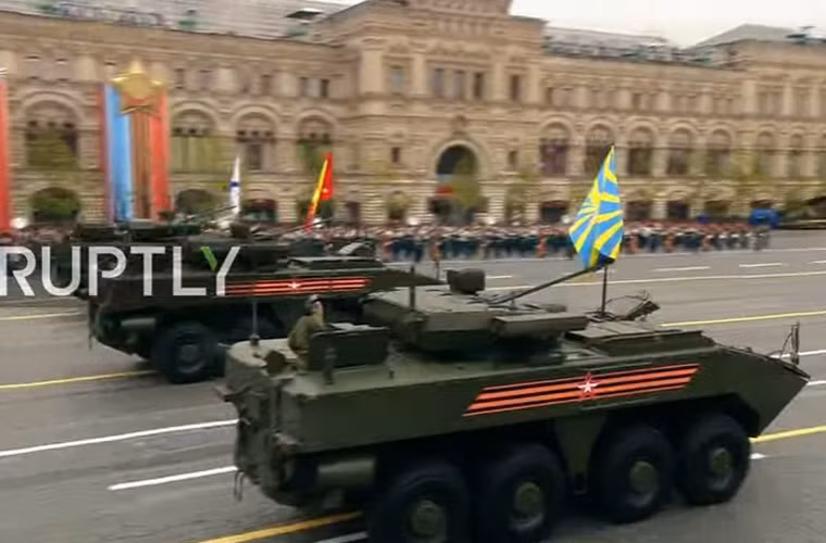 Xe chiến đấu bộ binh Bumerang “chốt hạ” đội hình duyệt binh Nga ngày 9/5/2017. Nguồn ảnh: RT