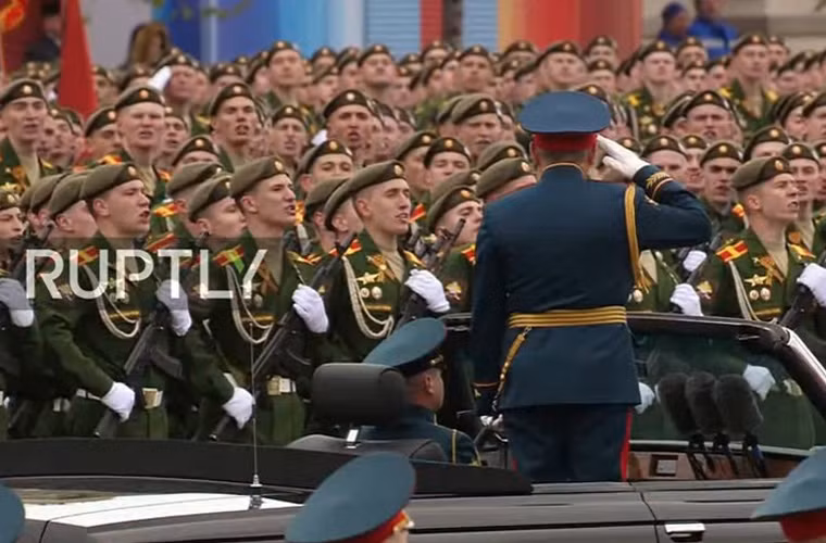 Tướng Shoigu duyệt đội ngũ trước giờ duyệt binh. Nguồn ảnh: RT