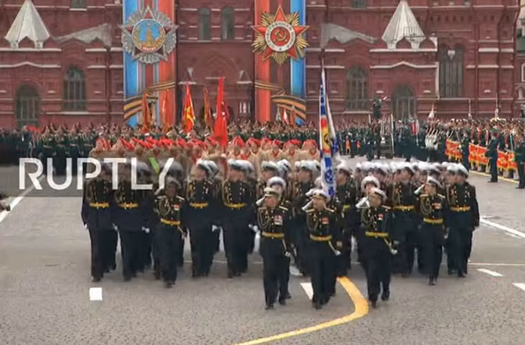 Các khối sĩ quan – binh sĩ – học viên sĩ quan bắt đầu diễu binh hoành tráng. Nguồn ảnh: RT