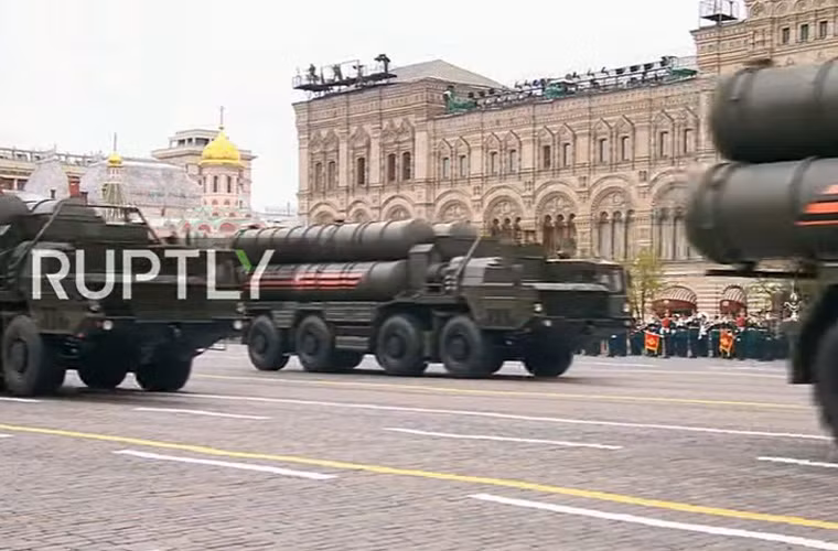 Các xe phóng tự hành của tổ hợp tên lửa tầm xa S-400 Triumf. Nguồn ảnh: RT