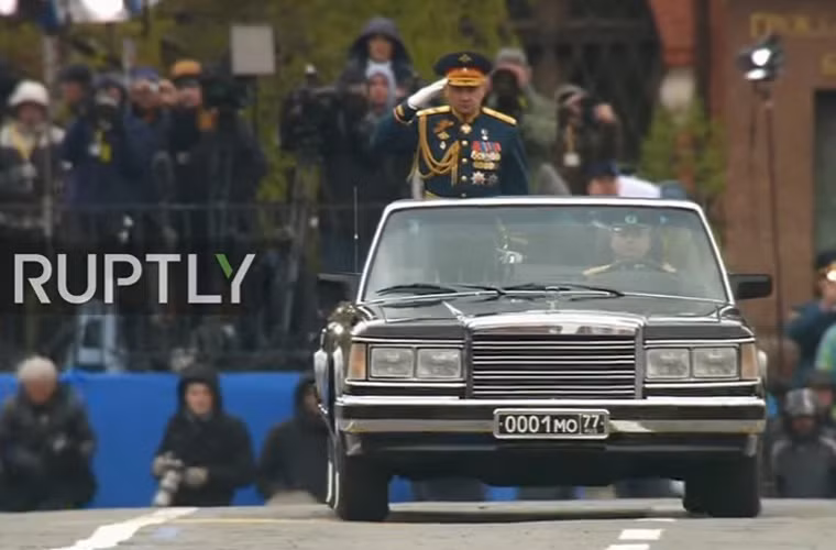 Lúc 10h trưa giờ Moscow (tức 14h chiều giờ Việt Nam) ngày 9/5, Quân đội Nga đã tiến hành cuộc duyệt binh kỷ niệm 72 năm chiến thắng phát xít với sự tham gia của khoảng 10.000 binh sĩ và hàng trăm vũ khí khí tài hiện đại. Trong ảnh, Bộ trưởng Quốc phòng Nga – Đại tướng Sergei Shoigu bắt đầu đi duyệt đội ngũ. Nguồn ảnh: RT