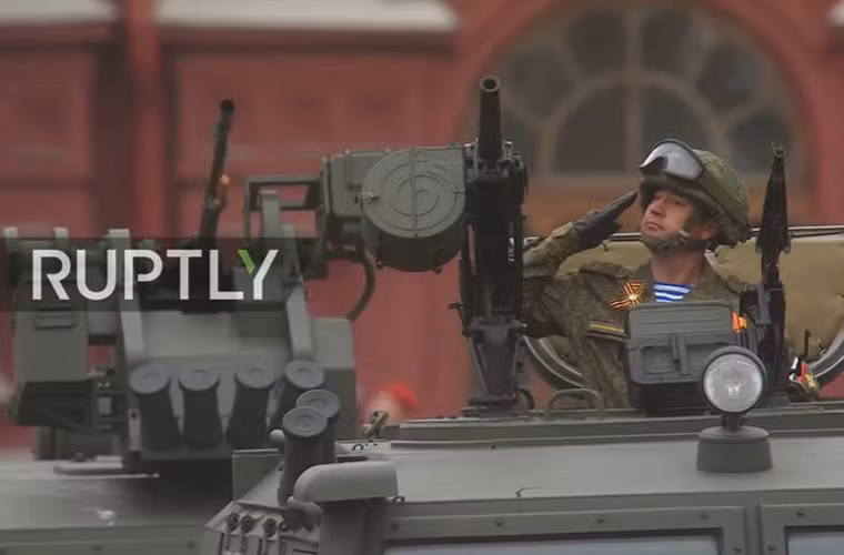 Xe thiết giáp đa nhiệm Tigr-M làm nhiệm vụ dẫn đội hình cơ giới tiến vào Quảng trường Đỏ. Nguồn ảnh: RT