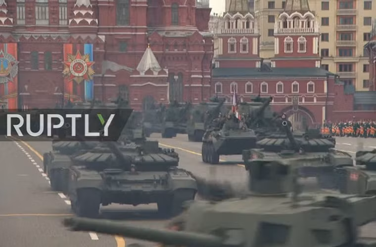 Tiếp sau Armata là phiên bản mới nhất của dòng xe tăng T-72B3 được nâng cấp ngang ngửa sức mạnh tăng T-90. Nguồn ảnh: RT