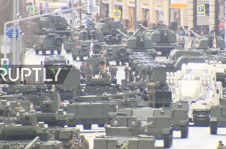 Đội hình vũ khí dự duyệt binh xếp hàng phía ngoài. Nguồn ảnh: RT