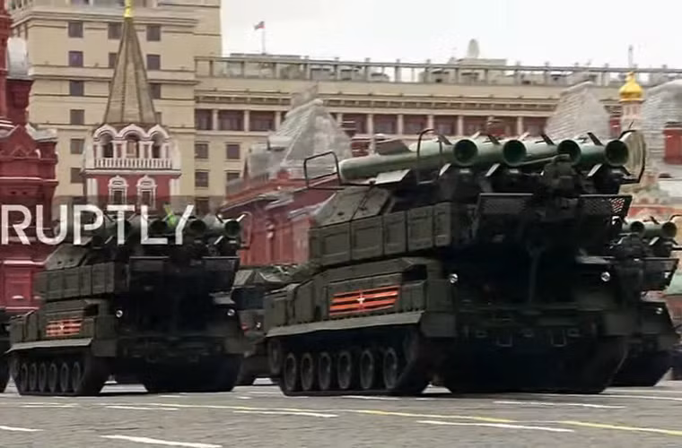 Bệ phóng tự hành tổ hợp tên lửa phòng không tầm trung Buk-M2. Nguồn ảnh: RT