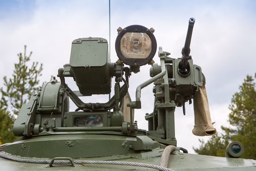 Nó cũng được trang bị hỏa lực nhẹ nhưng rất tiên tiến - giá điều khiển vũ khí tự động lắp bên trái cabin. Nguồn ảnh: Arms-Expo