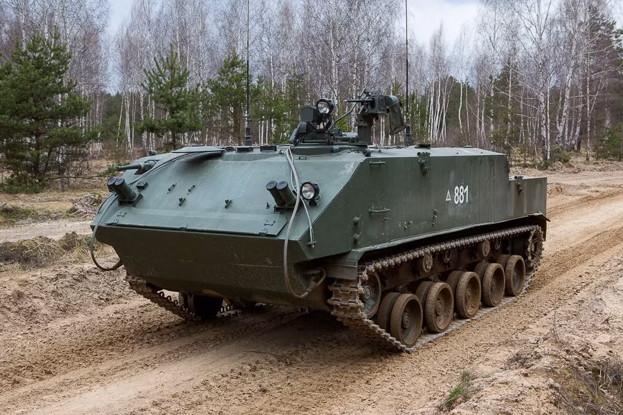 Xe được bọc thép hợp kim cho phép chống được đạn súng máy 7,62mm xuyên giáp, mảnh văng đạn pháo. Trong xe được trang bị đầy đủ hệ thống phòng vệ chống xạ - sinh - hóa (NBC) và hệ thống chữa cháy tự động. Nguồn ảnh: Arms-Expo