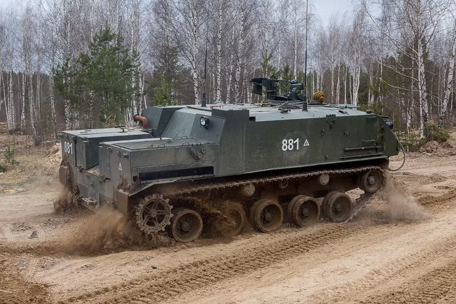 Nó có thể phi với tốc độ 70km/h trên đường bằng phẳng/đường nhựa hoặc 45-50km/h trên địa hình phức tạp hơn. Nguồn ảnh: Arms-Expo