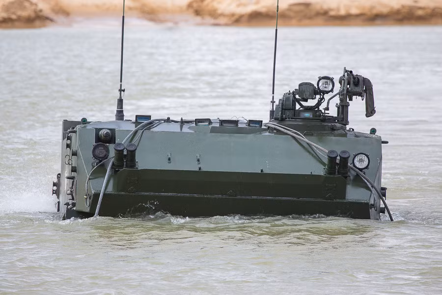 Ngoài ra, ở đuôi còn được lắp động cơ đẩy water-jets cho tốc độ bơi lội 10km/h, có thể hoạt động trên mặt nước liên tục 7 tiếng. Nguồn ảnh: Arms-Expo