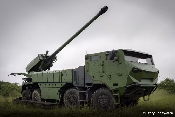 Năm 2015, Tập đoàn Nexter đã lần đầu tiên giới thiệu nguyên mẫu pháo tự hành CAESAR 8x8 - phiên bản nâng cấp khẩu pháo CAESAR được giới thiệu năm 1994. Khẩu pháo nâng cấp này còn được gọi là CAESAR 2. Năm 2017, CAESAR 8x8 đã được Đan Mạch lựa chọn để thay thế pháo tự hành M109 của Mỹ. Với thành công bước đầu này cho Nexter động lực để nhằm hoàn thiện hơn nữa CAESAR 8x8 để xuất khẩu tới nhiều thị trường khác. Nguồn ảnh: Military-Today