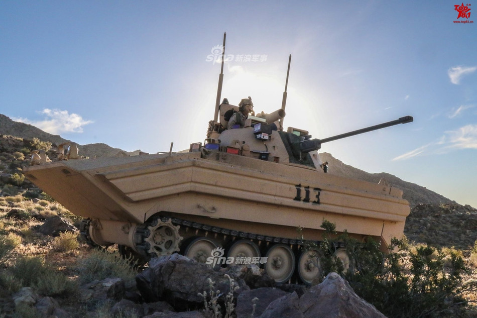 Người Mỹ còn cố “độ” bệ phóng tên lửa chống tăng trên tháp pháo BMP nhưng nhìn đúng chuẩn “hàng mã”. Nguồn ảnh: Sina