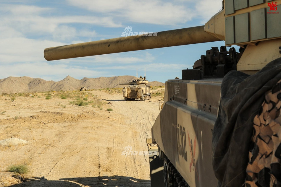 Nhìn kỹ, “giả giáp” ERA trên tháp pháo mô hình lắp trên khung thân M113. Nguồn ảnh: Sina