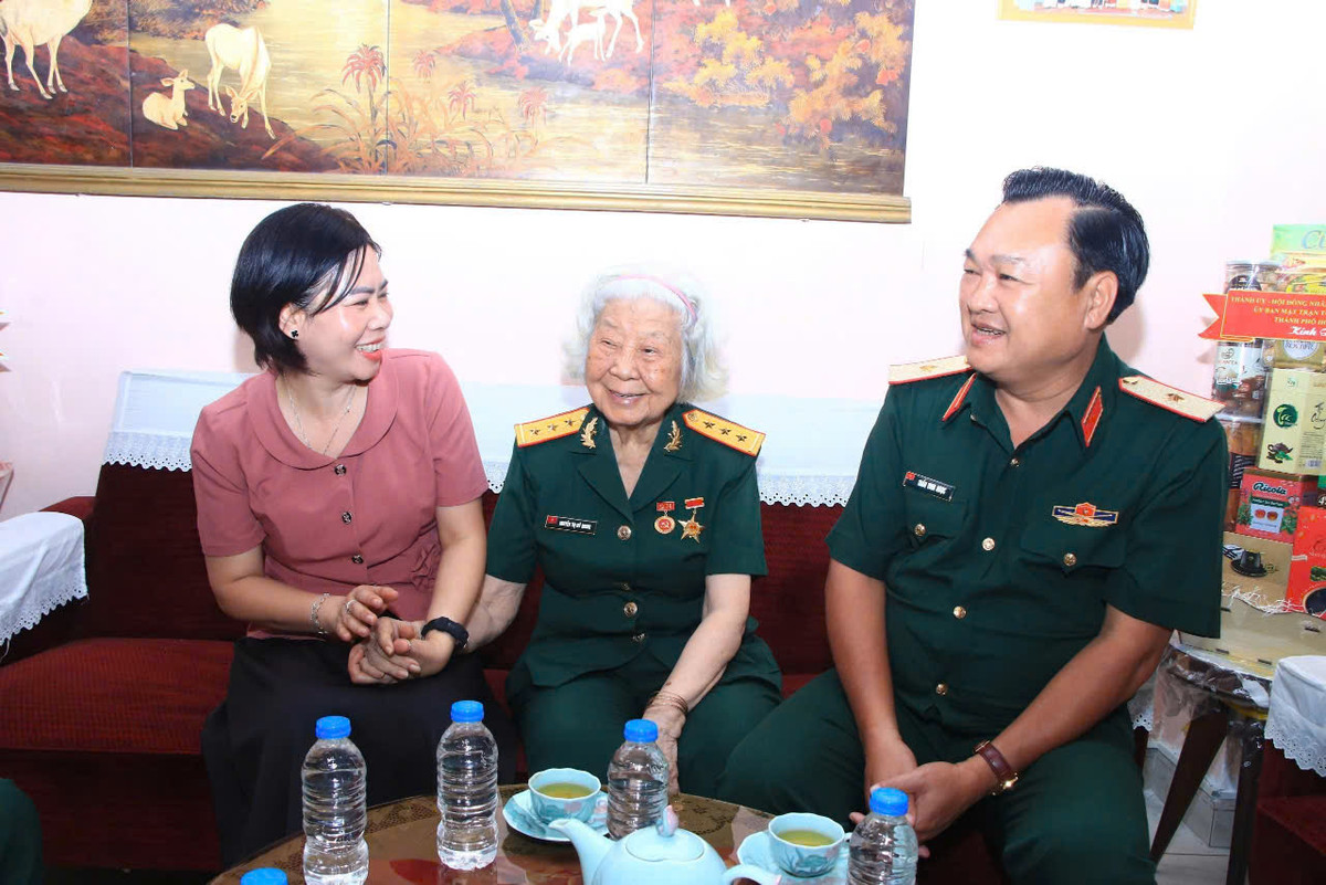 TP HCM: Doan cong tac Bo Quoc phong dang huong, tri an gia dinh chinh sach-Hinh-4