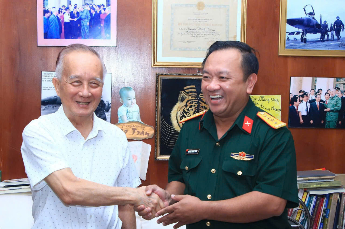 TP HCM: Doan cong tac Bo Quoc phong dang huong, tri an gia dinh chinh sach-Hinh-7