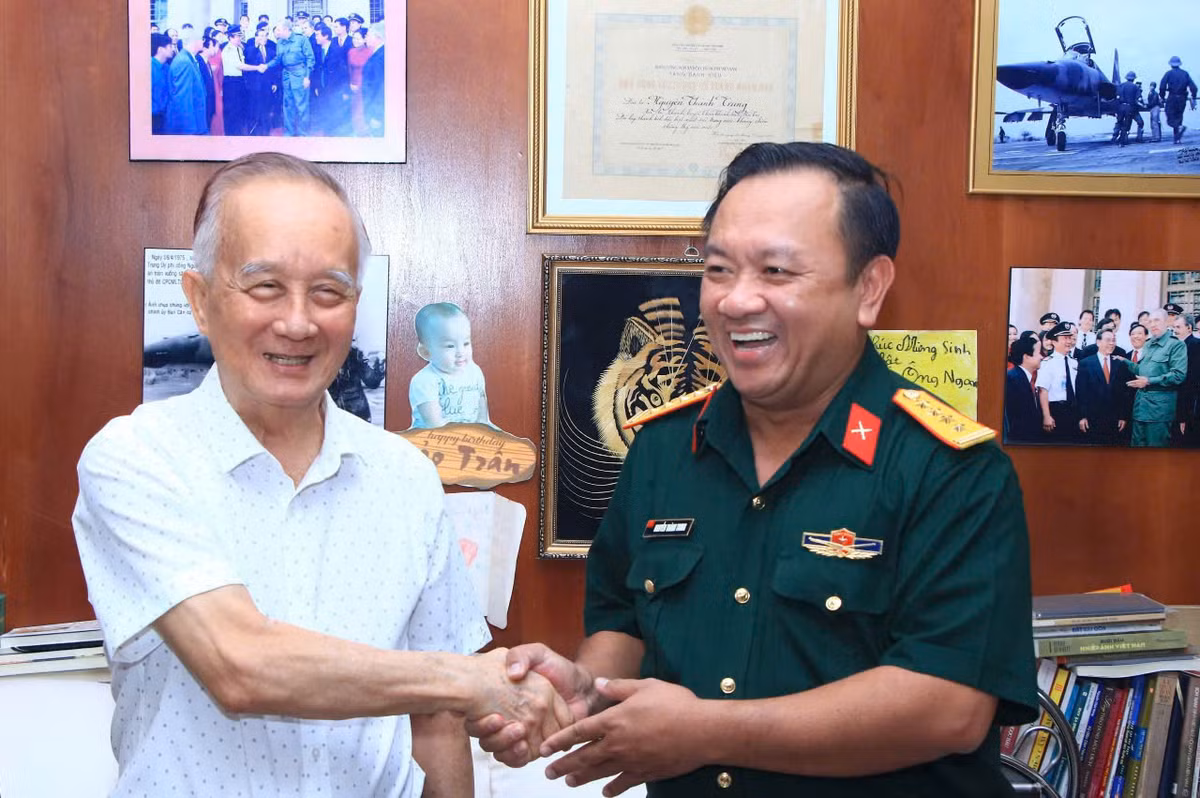 TP HCM: Doan cong tac Bo Quoc phong dang huong, tri an gia dinh chinh sach-Hinh-7