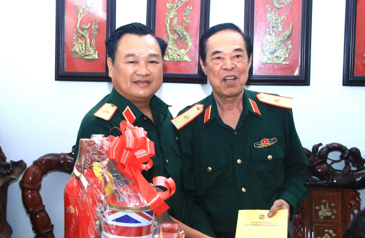 TP HCM: Doan cong tac Bo Quoc phong dang huong, tri an gia dinh chinh sach-Hinh-9