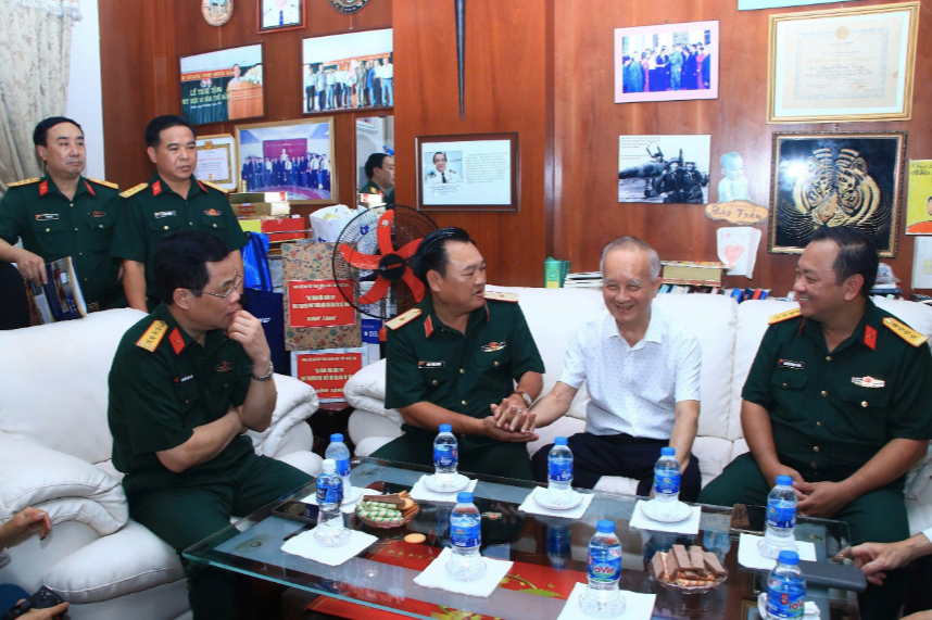 TP HCM: Doan cong tac Bo Quoc phong dang huong, tri an gia dinh chinh sach-Hinh-6