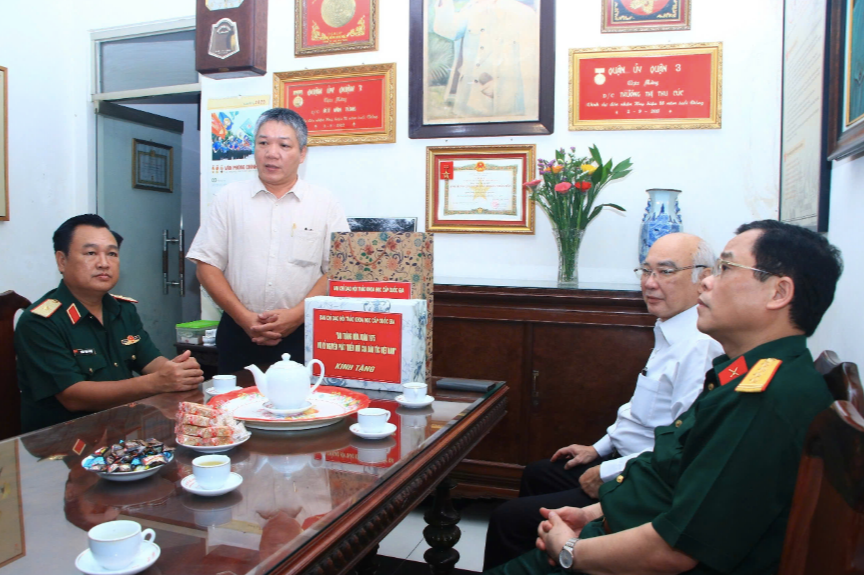 TP HCM: Doan cong tac Bo Quoc phong dang huong, tri an gia dinh chinh sach-Hinh-10