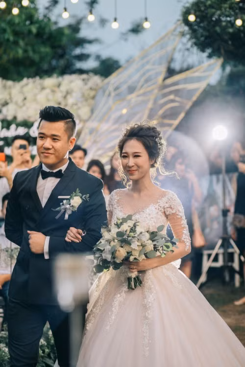 Dam cuoi doc dao cua cap doi "xam hinh" len tay khach moi