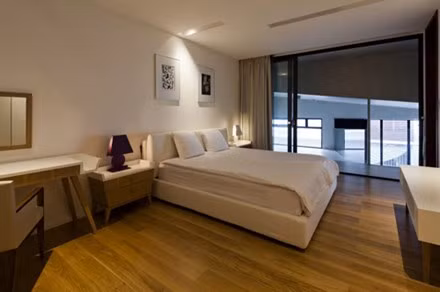 Tone màu chủ yếu là trắng.