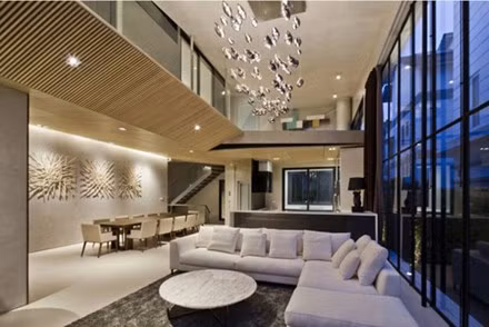 Không gian căn nhà sang trọng hơn nhờ những tấm kính được lắp từ sàn chạy lên tới trần nhà.