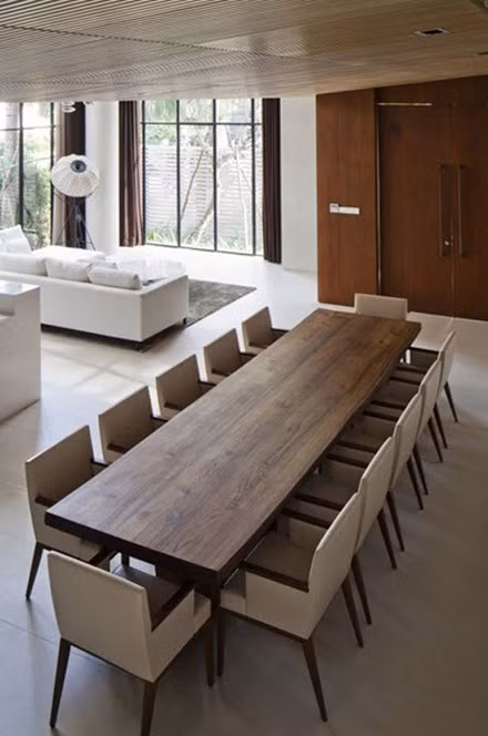 Bố trí bàn ăn dài theo phong cách châu Âu.