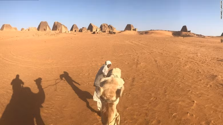 Du khách muốn khám phá những kim tự tháp cổ, phải di chuyển bằng xe jeep rồi cưỡi lạc đà hay đi bộ tới các di tích hẻo lánh.