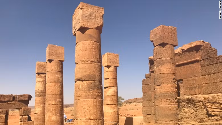 Theo tổ chức UNESCO, các công trình kiến trúc trên đảo Meroe, vùng bán sa mạc nằm giữa sông Nile và sông Atbara, là bằng chứng cho thấy sự liên hệ giữa tiểu vùng Saharan và Địa Trung Hải cũng như Trung Đông trong thời kỳ cổ đại.