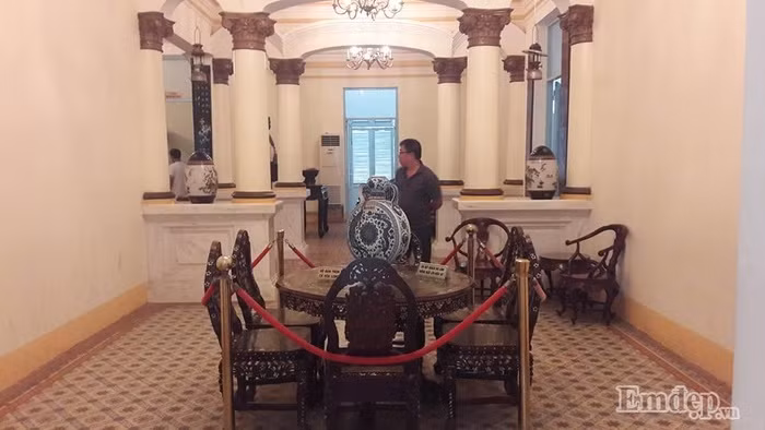 Tới đây, du khách tới tham quan sẽ được tận mắt xem những hiện vật của gia đình từng giàu nức tiếng Nam kỳ lục tỉnh. Bên cạnh đó du khách cũng cảm nhận cuộc sống vàng son một thời của Trần Trinh Huy - người được mệnh danh là “Công tử Bạc Liêu” mà cho đến ngày nay có thể nói ai cũng biết tiếng.