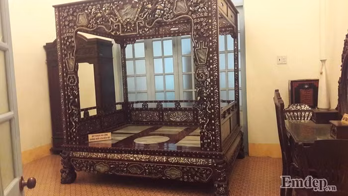 Công tử Bạc Liêu có hai chiếc giường ngủ chính, được đóng bằng gỗ sưa, mặt giường nóng gồm 3 miếng gỗ giáng hương ghép lại, được dùng để ngủ vào mùa đông. Còn giường lạnh có lót miếng đá cẩm thạch lớn, nên dùng ngủ vào mùa hè. Toàn bộ giường được khắc đến 30 kg ốc xà cừ trông thật lộng lẫy.