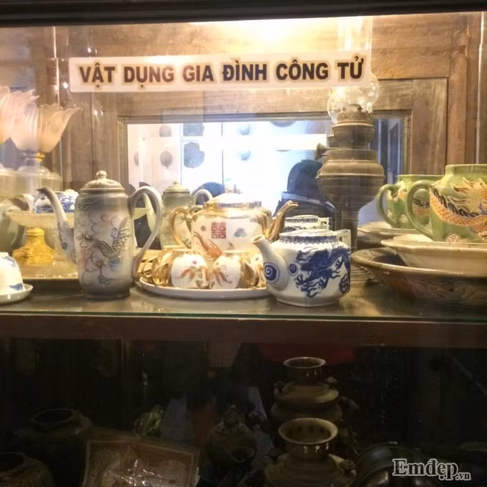 Rất nhiều đồ dùng sinh hoạt trong gia đình hiện vẫn còn được lưu giữ.